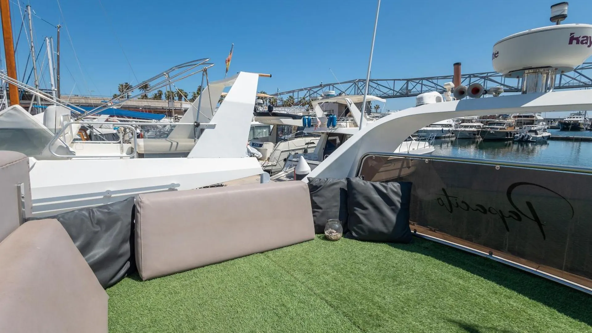 Barco Muy Romantico Con Parking Barcelona Botel